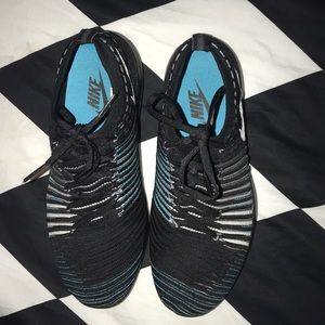 NIKE FLYKNIT SNEAKERS